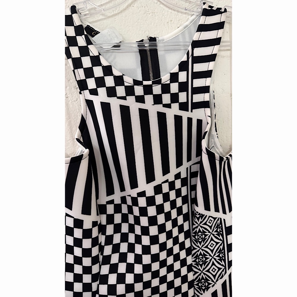 Chic Monochrome Patterned Mini Dress - image 2